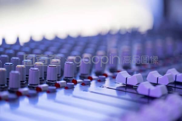 录音棚混音台 专业音乐制作的核心引擎